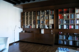 Abitazione a Venezia, libreria in betulla e iroko, Arch. Maura Manzelle 3