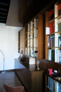 Abitazione a Venezia, libreria in betulla e iroko, Arch. Maura Manzelle 5