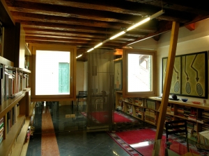 Abitazione a Venezia, libreria in rovere, Arch. Giovanni Leone 1