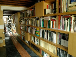 Abitazione a Venezia, libreria in rovere, Arch. Giovanni Leone 3