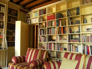 Abitazione a Venezia, libreria laccata con porta a scomparsa, Arch. Carlo Capovilla