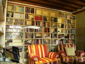 Abitazione a Venezia, libreria laccata con porta a scomparsa, Arch. Carlo Capovilla 3