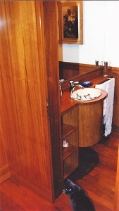 Abitazione a Venezia, mobile bagno in iroko, Arch. Carlo Capovilla