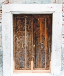 Condominio a Venezia, restauro portone ingresso in larice laccato 1