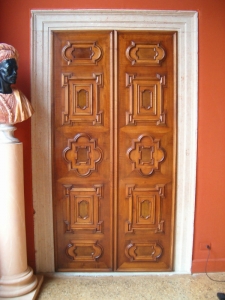 Palazzo a Venezia, porta in noce e radica